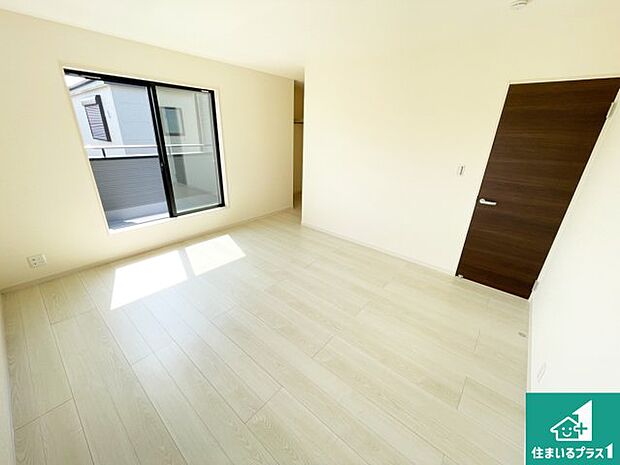 【洋室】シンプルな洋室は、自分好みのインテリアが楽しめます♪ご家族とインテリアや家具を選びに行くのは新築購入時の醍醐味の一つです。ぜひお楽しみください♪