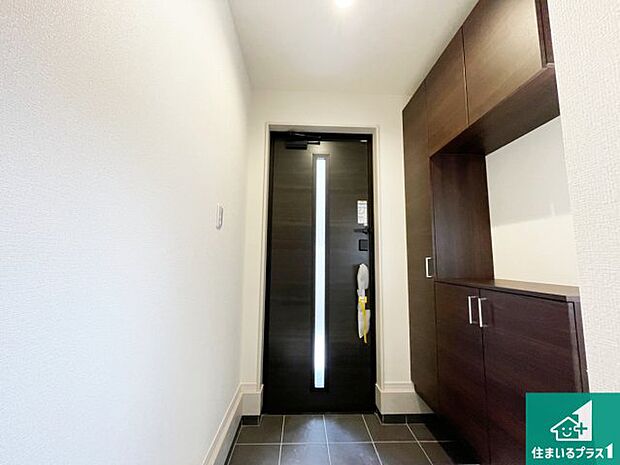 【玄関】シューズボックスにはたくさんの靴が収納できるので玄関周りはいつもスッキリ！ご家族が増えても安心！