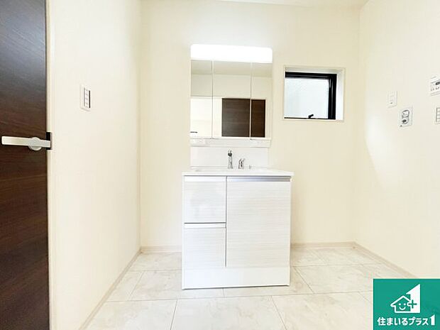【独立洗面台】清潔感のある洗面台です。フラットな鏡は掃除がしやすく毎日清潔！鏡裏には収納があるのでスッキリとした洗面台が保てます。