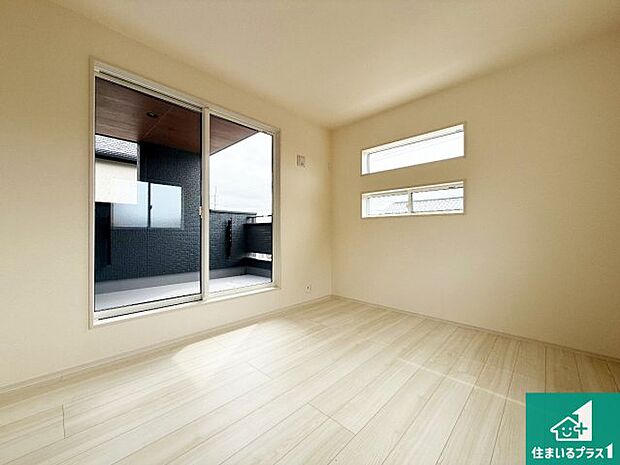 【洋室】シンプルな洋室は、自分好みのインテリアが楽しめます♪ご家族とインテリアや家具を選びに行くのは新築購入時の醍醐味の一つです。ぜひお楽しみください♪