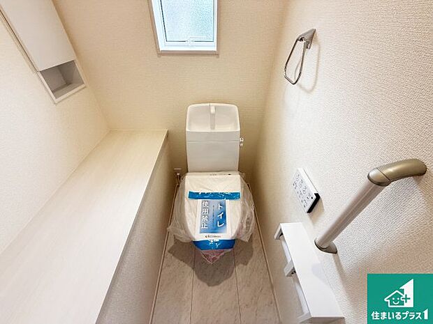 【トイレ】1・2階の2ヶ所にあるので、朝の忙しい時間の順番待ちもなく、深夜の利用にも大変便利です。