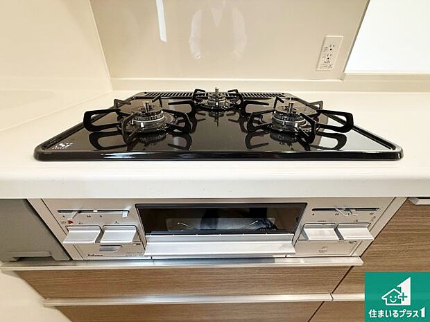【コンロ】ダブル高火力Ｓｉセンサー付きコンロ！３口あるので、まとめて料理をする時も大活躍！