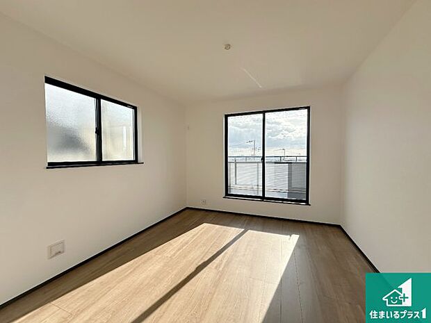 【洋室】シンプルな洋室は、自分好みのインテリアが楽しめます♪ご家族とインテリアや家具を選びに行くのは新築購入時の醍醐味の一つです。ぜひお楽しみください♪