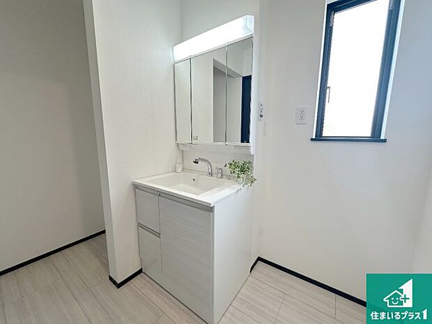 【独立洗面台】清潔感のある洗面台です。フラットな鏡は掃除がしやすく毎日清潔！鏡裏には収納があるのでスッキリとした洗面台が保てます。