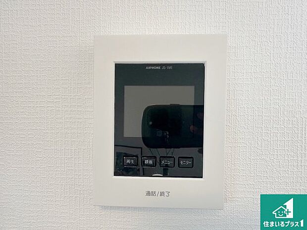 【カラーモニターインターホン】声だけでなく来訪者の姿や顔がモニターで確認できるので、小さなお子様がいらっしゃるご家庭でも安心できます！