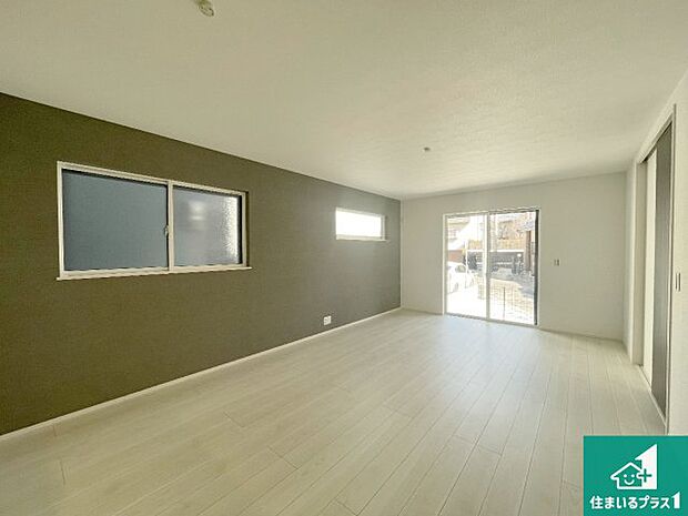 【居間・リビング】日当たり良好の明るいリビングで朝の目覚めもスッキリできそう！対面キッチンでご家族のコミュニケーションも自然と増える設計！小さなお子様が遊ぶスペースを作っても広々とくつろげるLDK！