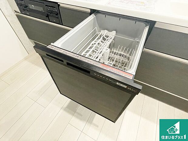 【食器洗浄乾燥機】食事後の一仕事、食器洗いをボタン一つでお任せできちゃいます！場所を取らないビルトイン式なので、お料理スペースもしっかり確保！