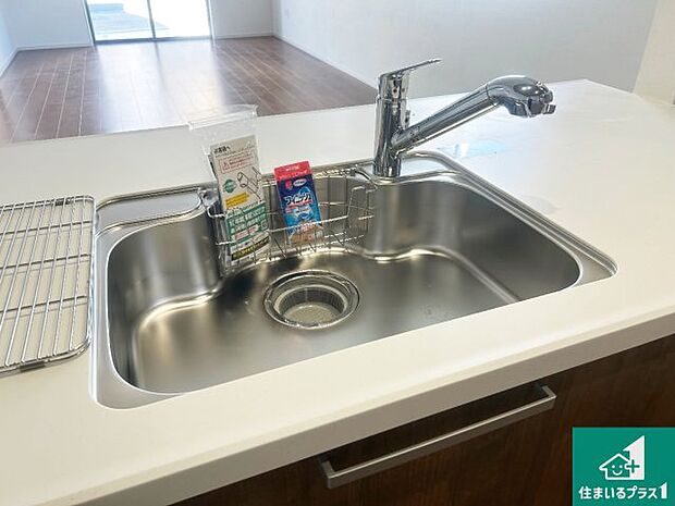 【キッチンシンク】蛇口の先端に浄水器を内蔵しています!原水と浄水、お湯と冷水、シャワーの切替えがワンタッチなので用途によって使い分けられます。