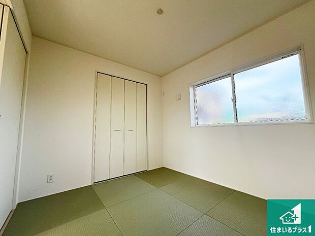 【和室】一室あると便利な和室は客間としてだけでなく、小さなお子様のプレイルームや食後のくつろぎスペースとしてもご利用いただけます。収納もついていますので大活躍間違いなし!