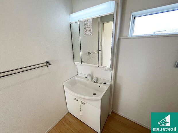 【独立洗面台】清潔感のある洗面台です。フラットな鏡は掃除がしやすく毎日清潔!鏡裏には収納があるのでスッキリとした洗面台が保てます。