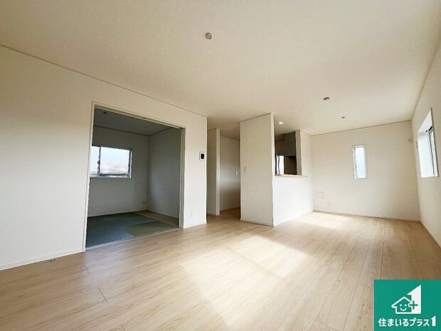 【居間・リビング】シンプルなリビングは、観葉植物等のインテリアを楽しめますね!パパ好みにも、ママ好みにも家具次第で雰囲気を変えることができます!