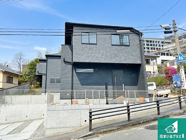 【外観】周辺は落ち着いた街並みの住宅地!子育てがしやすい住環境です!まだ未完成ですが、現地でしかわからない事もございます。是非一度ご覧ください