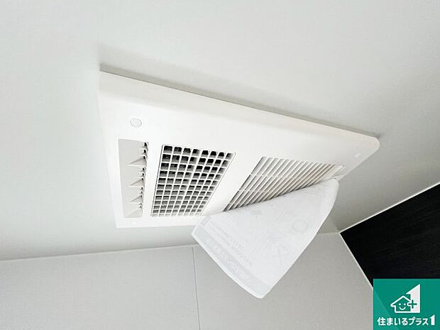 【浴室暖房乾燥機】四季を通して快適なバスライフをお手伝いする浴室暖房乾燥機!浴室の乾燥・暖房・涼風・換気はもちろん、24時間換気にも対応!