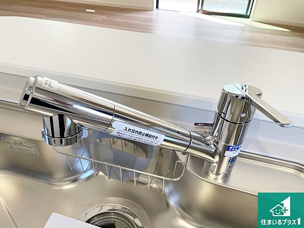【キッチン水栓】浄水器を内蔵!炊飯時、お茶を作る時に安心してお水を使えます!お湯と冷水、浄水と原水、シャワーの切替えもワンタッチです!