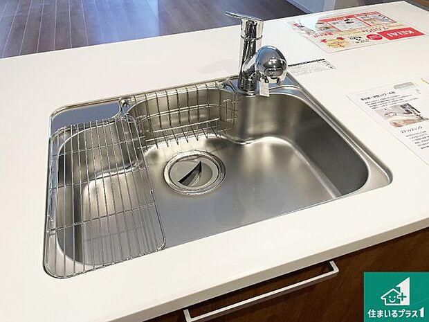 【キッチンシンク】蛇口の先端に浄水器を内蔵しています!原水と浄水、お湯と冷水、シャワーの切替えがワンタッチなので用途によって使い分けられます。