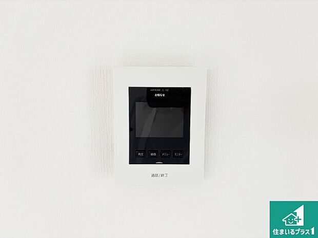 【カラーモニターインターホン】声だけでなく来訪者の姿や顔がモニターで確認できるので、小さなお子様がいらっしゃるご家庭でも安心できます！