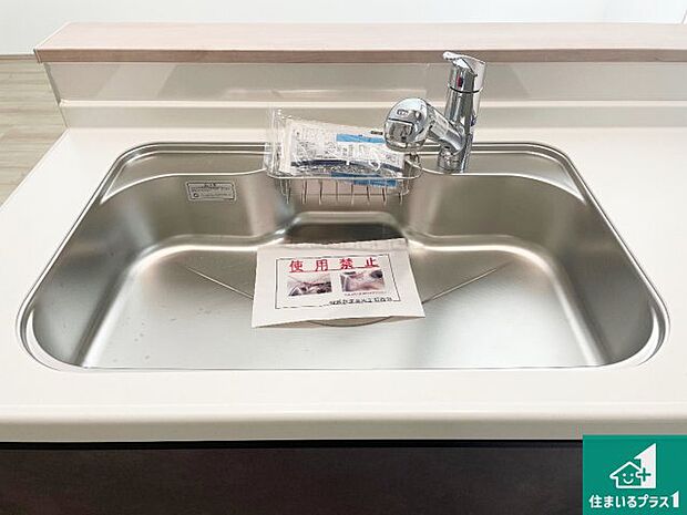 【キッチンシンク】蛇口の先端に浄水器を内蔵しています!原水と浄水、お湯と冷水、シャワーの切替えがワンタッチなので用途によって使い分けられます。