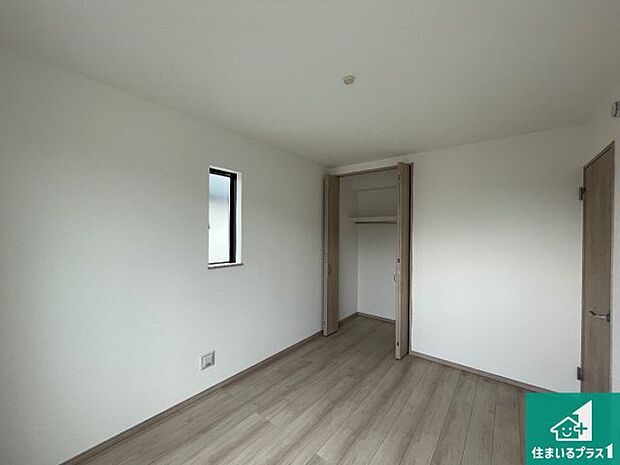 【洋室】周辺は落ち着いた街並みの住宅地!子育てがしやすい住環境です!まだ未完成ですが、現地でしかわからない事もございます。是非一度ご覧ください。