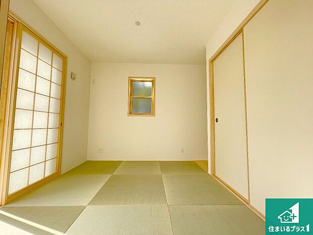 【和室】一室あると便利な和室は客間としてだけでなく、小さなお子様のプレイルームや食後のくつろぎスペースとしてもご利用いただけます。収納もついていますので大活躍間違いなし!