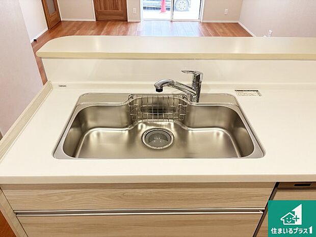 【キッチンシンク】蛇口の先端に浄水器を内蔵しています!原水と浄水、お湯と冷水、シャワーの切替えがワンタッチなので用途によって使い分けられます。