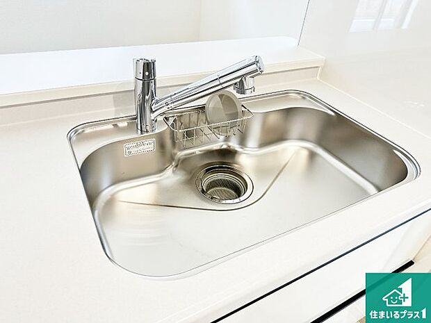 【キッチンシンク】蛇口の先端に浄水器を内蔵しています！原水と浄水、お湯と冷水、シャワーの切替えがワンタッチなので用途によって使い分けられます。