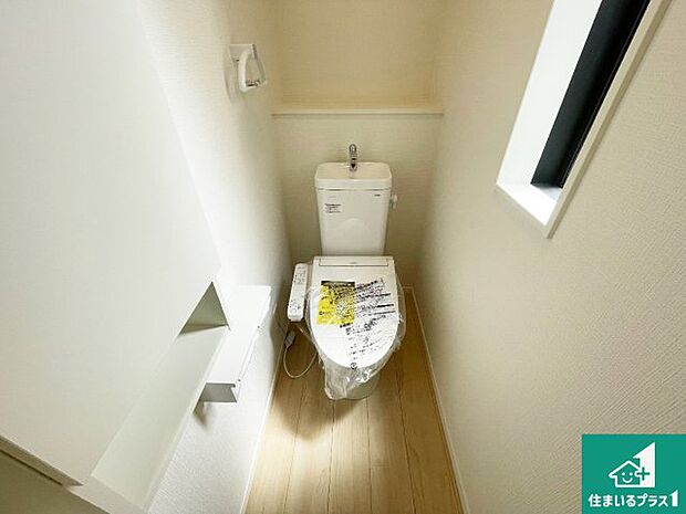 【トイレ】1・2階の2ヶ所にあるので、朝の忙しい時間の順番待ちもなく、深夜の利用にも大変便利です。