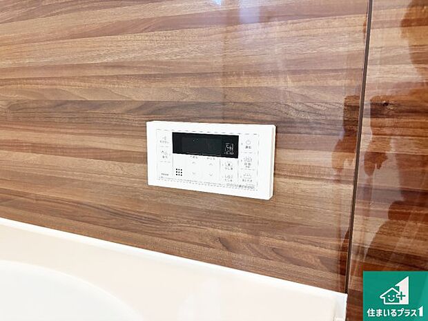 【給湯器リモコン（浴室側）】省エネタイプの給湯器でお湯はり・追い炊き自由自在！お子様から高齢者の方まで、みんなが操作しやすいボタン配置です。