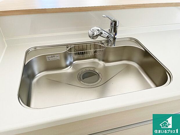 【キッチンシンク】蛇口の先端に浄水器を内蔵しています！原水と浄水、お湯と冷水、シャワーの切替えがワンタッチなので用途によって使い分けられます。
