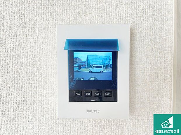 【カラーモニターインターホン】声だけでなく来訪者の姿や顔がモニターで確認できるので、小さなお子様がいらっしゃるご家庭でも安心できます！
