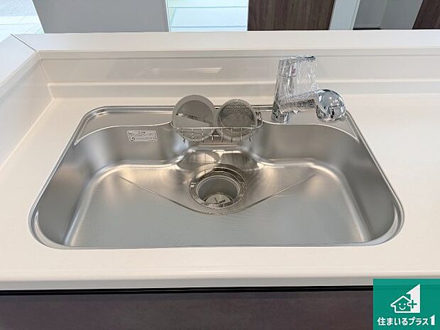 【キッチンシンク】蛇口の先端に浄水器を内蔵しています！原水と浄水、お湯と冷水、シャワーの切替えがワンタッチなので用途によって使い分けられます。
