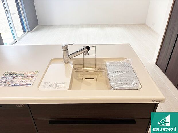 【キッチンシンク】蛇口の先端に浄水器を内蔵しています!原水と浄水、お湯と冷水、シャワーの切替えがワンタッチなので用途によって使い分けられます。