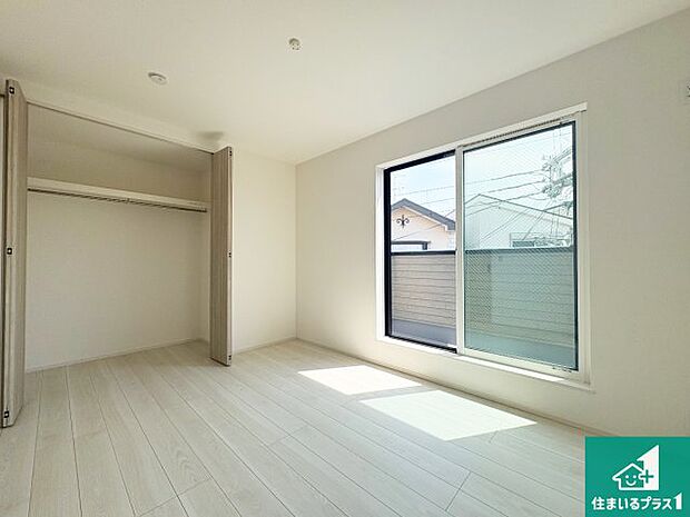 【洋室】寝室は心地よい眠りについてもらいたくて、シンプルかつ開放的な空間な設計にしています!大きな窓から差し込む日が心地いいです♪