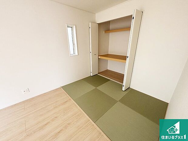 【和室】LDKの横に配置された畳コーナー。お子様の遊び場や客間、食後のくつろぎスペースにも利用できる便利な空間です。リビングと合わせることで家族が集まる団欒スペースとして使えます。