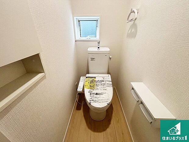 【トイレ】1・2階の2ヶ所にあるので、朝の忙しい時間の順番待ちもなく、深夜の利用にも大変便利です。