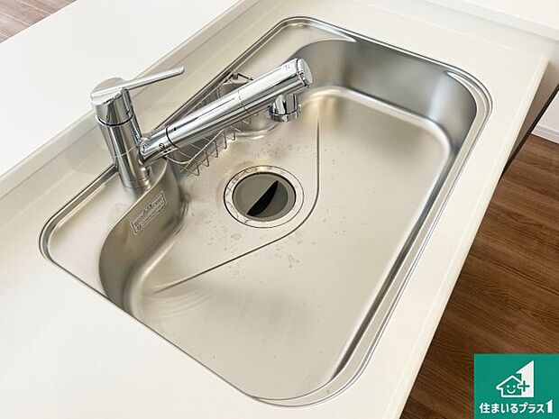 【キッチンシンク】蛇口の先端に浄水器を内蔵しています!原水と浄水、お湯と冷水、シャワーの切替えがワンタッチなので用途によって使い分けられます。