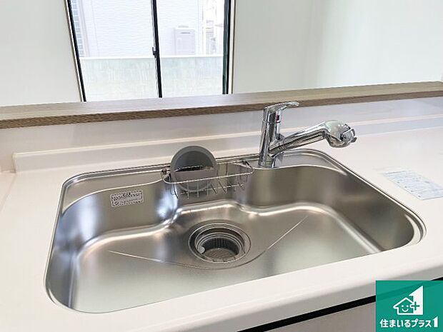 【キッチンシンク】蛇口の先端に浄水器を内蔵しています!原水と浄水、お湯と冷水、シャワーの切替えがワンタッチなので用途によって使い分けられます。