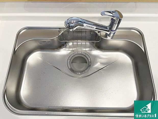 【キッチンシンク】蛇口の先端に浄水器を内蔵しています!原水と浄水、お湯と冷水、シャワーの切替えがワンタッチなので用途によって使い分けられます。