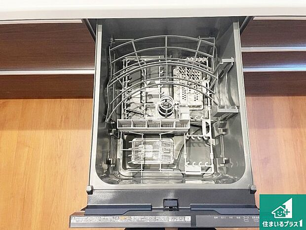 【食器洗い乾燥機】食事後の一仕事、食器洗いをボタン一つでお任せできちゃいます!場所を取らないビルトイン式なので、お料理スペースもしっかり確保!