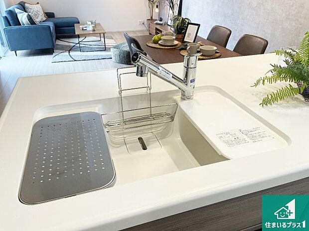 【キッチンシンク】蛇口の先端に浄水器を内蔵しています!原水と浄水、お湯と冷水、シャワーの切替えがワンタッチなので用途によって使い分けられます。
