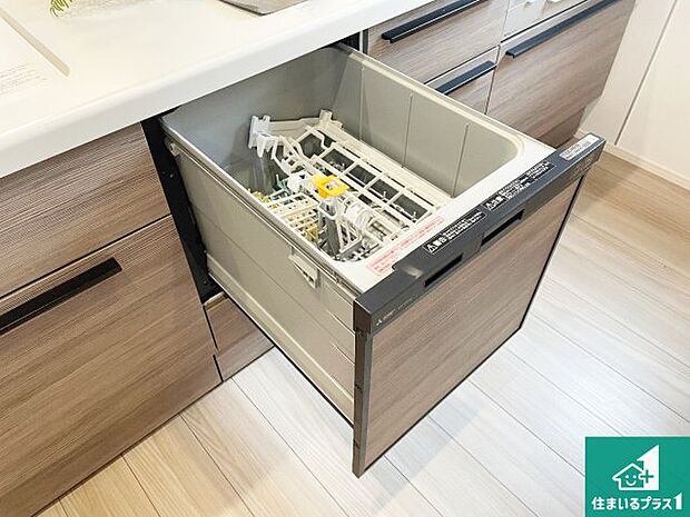【食器洗い乾燥機】食事後の一仕事、食器洗いをボタン一つでお任せできちゃいます!場所を取らないビルトイン式なので、お料理スペースもしっかり確保!