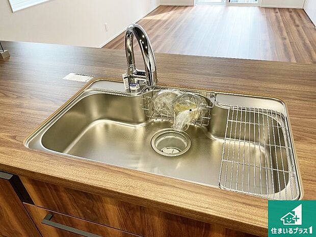 【キッチンシンク】蛇口の先端に浄水器を内蔵しています!原水と浄水、お湯と冷水、シャワーの切替えがワンタッチなので用途によって使い分けられます。