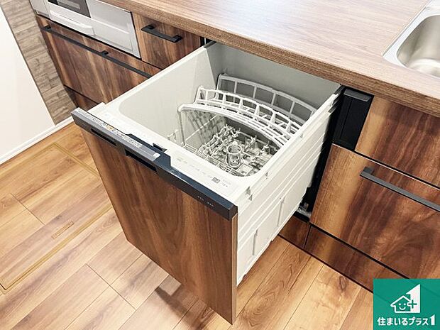 【食器洗浄乾燥機】食事後の一仕事、食器洗いをボタン一つでお任せできちゃいます!場所を取らないビルトイン式なので、お料理スペースもしっかり確保!