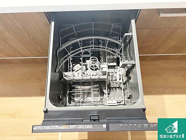 【食器洗浄乾燥機】食事後の一仕事、食器洗いをボタン一つでお任せできちゃいます!場所を取らないビルトイン式なので、お料理スペースもしっかり確保!