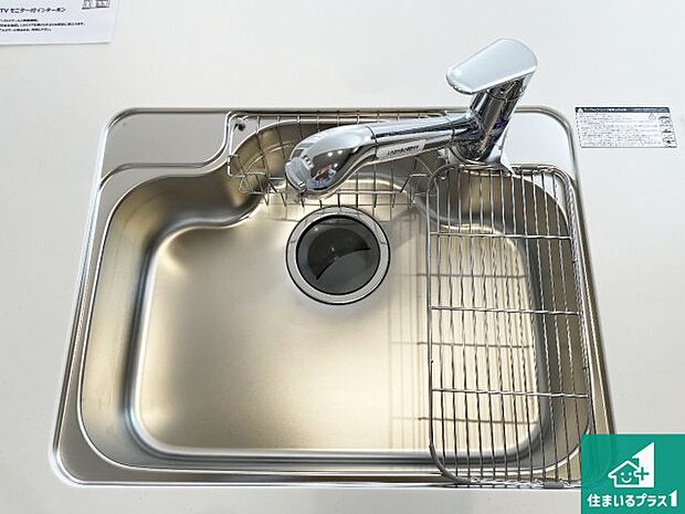 【キッチンシンク】蛇口の先端に浄水器を内蔵しています!原水と浄水、お湯と冷水、シャワーの切替えがワンタッチなので用途によって使い分けられます。