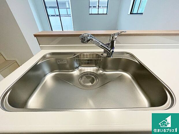 【キッチンシンク】蛇口の先端に浄水器を内蔵しています！原水と浄水、お湯と冷水、シャワーの切替えがワンタッチなので用途によって使い分けられます。
