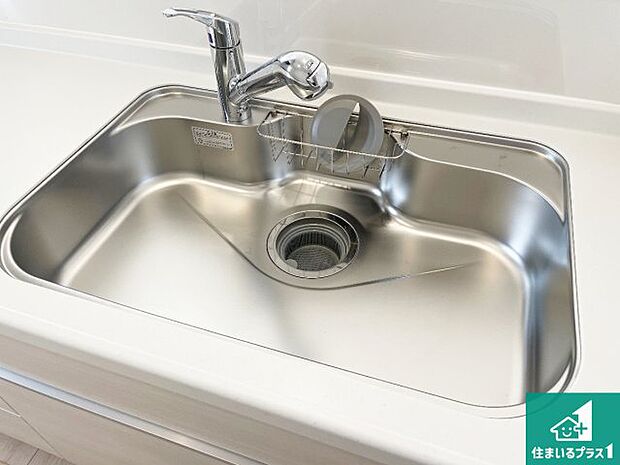 【キッチンシンク】蛇口の先端に浄水器を内蔵しています!原水と浄水、お湯と冷水、シャワーの切替えがワンタッチなので用途によって使い分けられます。