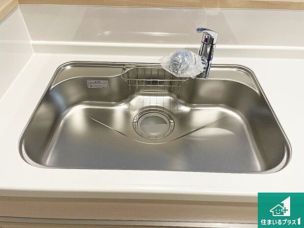 【キッチンシンク】蛇口の先端に浄水器を内蔵しています!原水と浄水、お湯と冷水、シャワーの切替えがワンタッチなので用途によって使い分けられます。