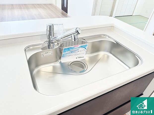 【キッチンシンク】蛇口の先端に浄水器を内蔵しています!原水と浄水、お湯と冷水、シャワーの切替えがワンタッチなので用途によって使い分けられます。