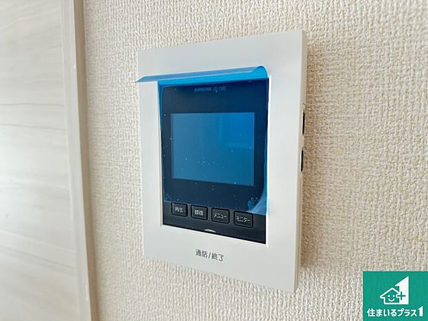 【カラーモニターインターホン】声だけでなく来訪者の姿や顔がモニターで確認できるので、小さなお子様がいらっしゃるご家庭でも安心できます!