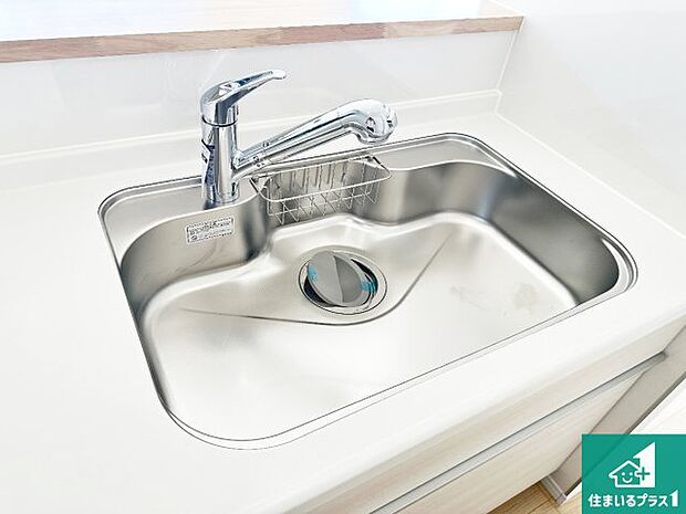 【キッチンシンク】蛇口の先端に浄水器を内蔵しています!原水と浄水、お湯と冷水、シャワーの切替えがワンタッチなので用途によって使い分けられます。